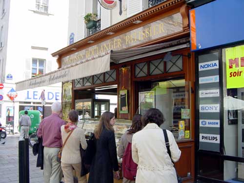 Lining up for baguettes.